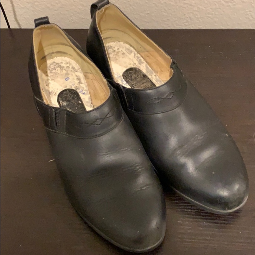 Ariat booties in black. 9.5